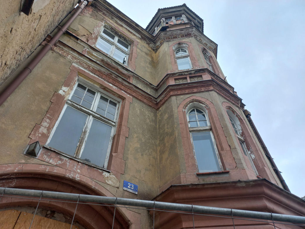 Zabytkowa kamienica przy Królowej Jadwigi w Lesznie odzyska dawny blask