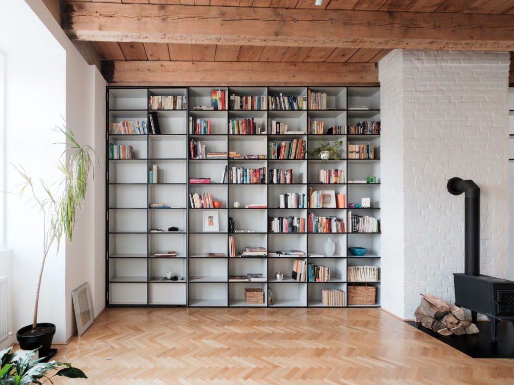 Wnętrze z domową biblioteczką