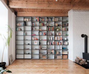 Wnętrze z domową biblioteczką