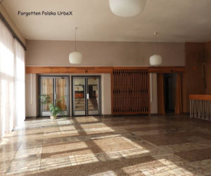 Pusta flaszka na stole, komputery i dziecięce zabawki w pokojach. Tajemniczy hotel na granicy polsko-czeskiej [ZDJĘCIA]