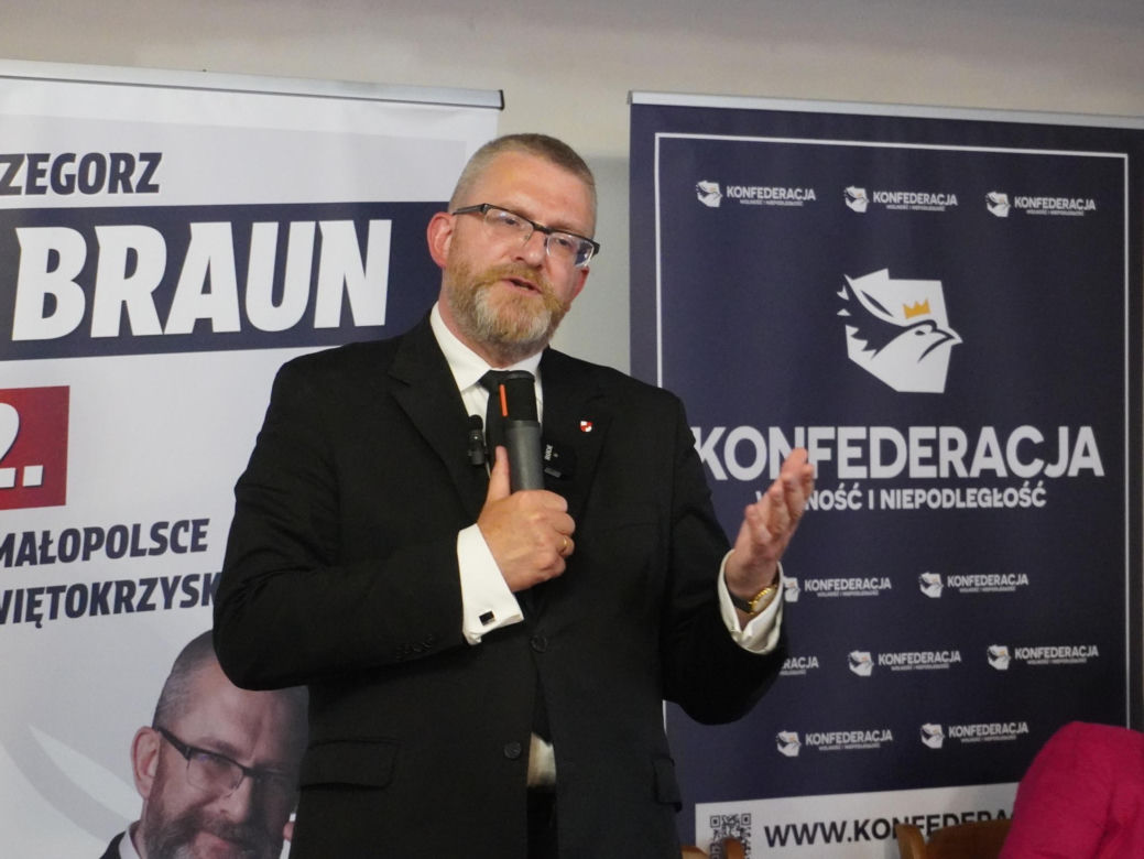 Tłumy na spotkaniu z Grzegorzem Braunem w Tarnowie. Mieszkańcy przynieśli gaśnice