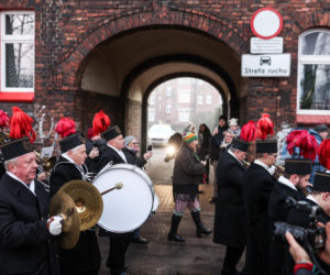 Barbórka 2025. Pobudka górnicza na Nikiszowcu w wykonaniu Orkiestry Wieczorek