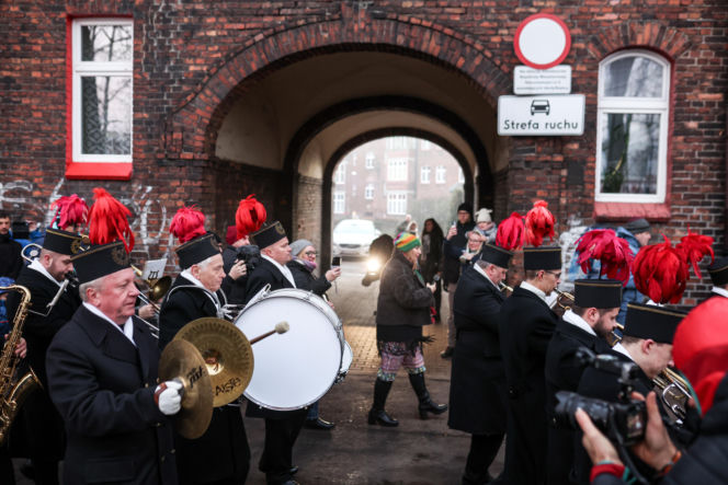 Barbórka 2025. Pobudka górnicza na Nikiszowcu w wykonaniu Orkiestry Wieczorek