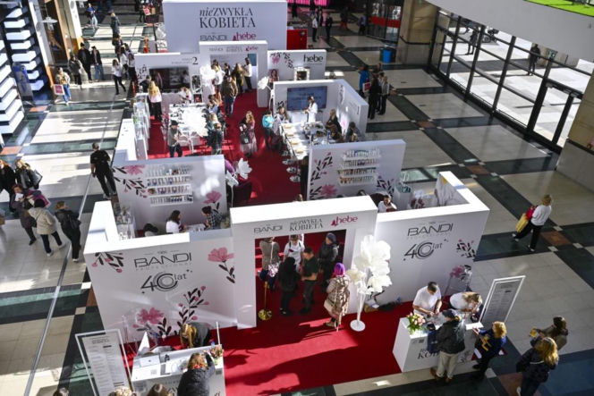 "nieZWYKŁA KOBIETA”