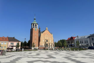 To najpiękniejsze średniowieczne miasto w Małopolsce. Leży obok Krakowa i olśniewa zabytkowym rynkiem