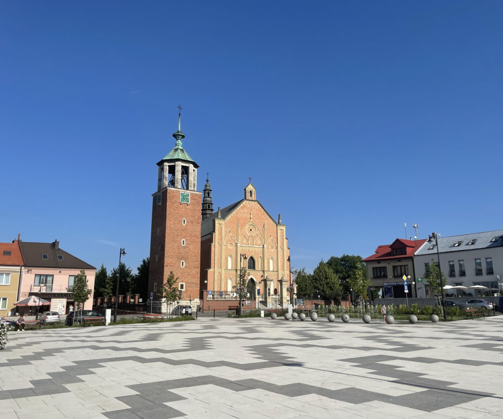 To najpiękniejsze średniowieczne miasto w Małopolsce. Leży obok Krakowa i olśniewa zabytkowym rynkiem