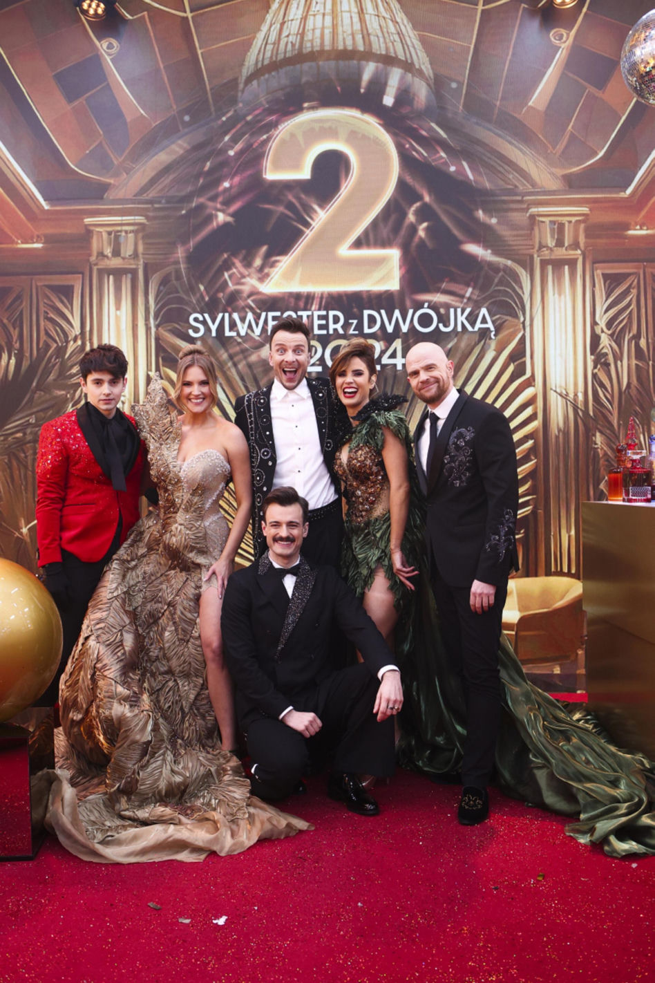 Tak wyglądały gwiazdy prowadzące "Sylwestra z Dwójką"! Krystyna Sokołowska odsłoniła nogi do nieba, a Michalina Sosna założyła "nagą" suknię