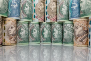 13. emerytura 2026. Wiemy dokładnie ile wyniesie. Tyle pieniędzy wpłynie na konta seniorów