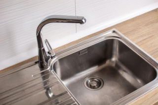 Prosty sposób na zatkany zlew. Ten tani trik z solą zastąpi hydraulika