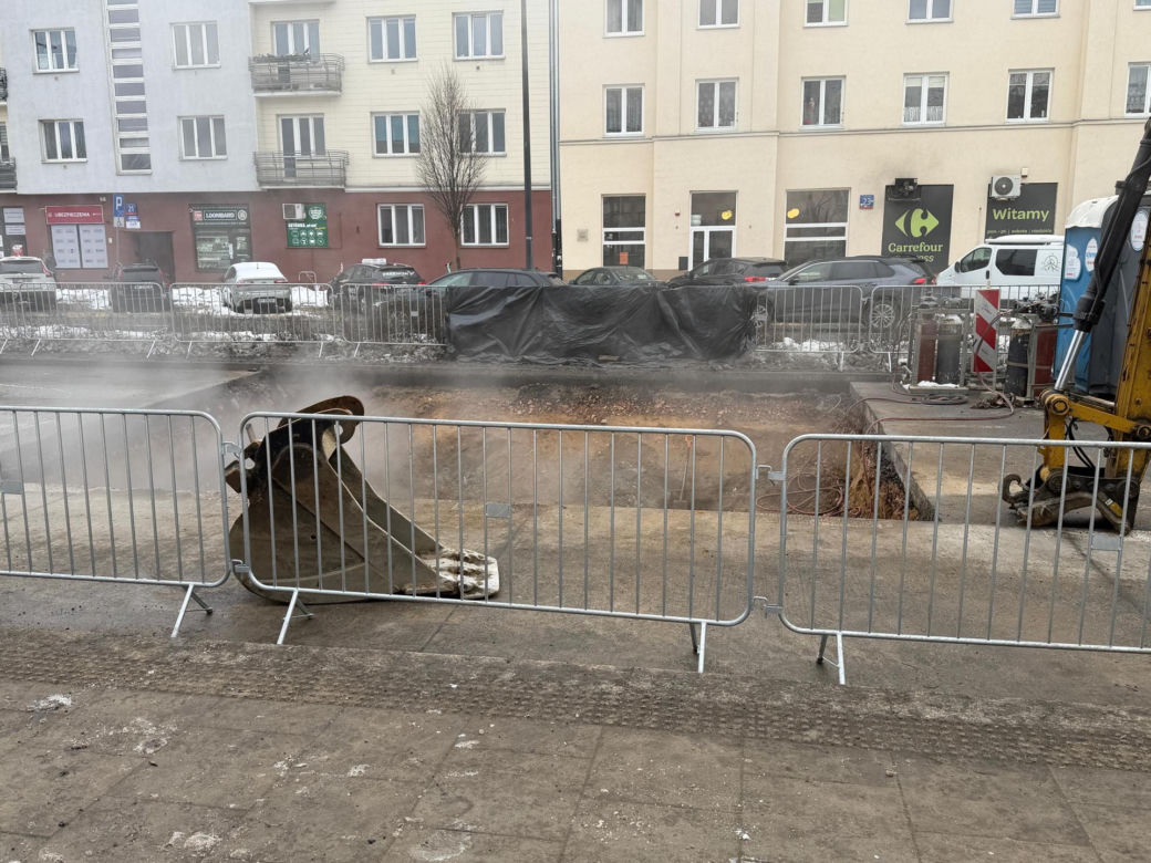 Pęknięta rura paraliżuje Wolę. Górczewska zamknięta na tydzień po awarii ciepłowniczej