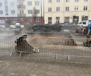 Pęknięta rura paraliżuje Wolę. Górczewska zamknięta na tydzień po awarii ciepłowniczej