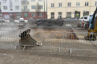 Pęknięta rura paraliżuje Wolę. Górczewska zamknięta na tydzień po awarii ciepłowniczej