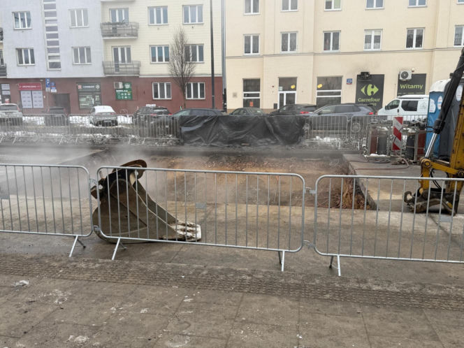 Pęknięta rura paraliżuje Wolę. Górczewska zamknięta na tydzień po awarii ciepłowniczej