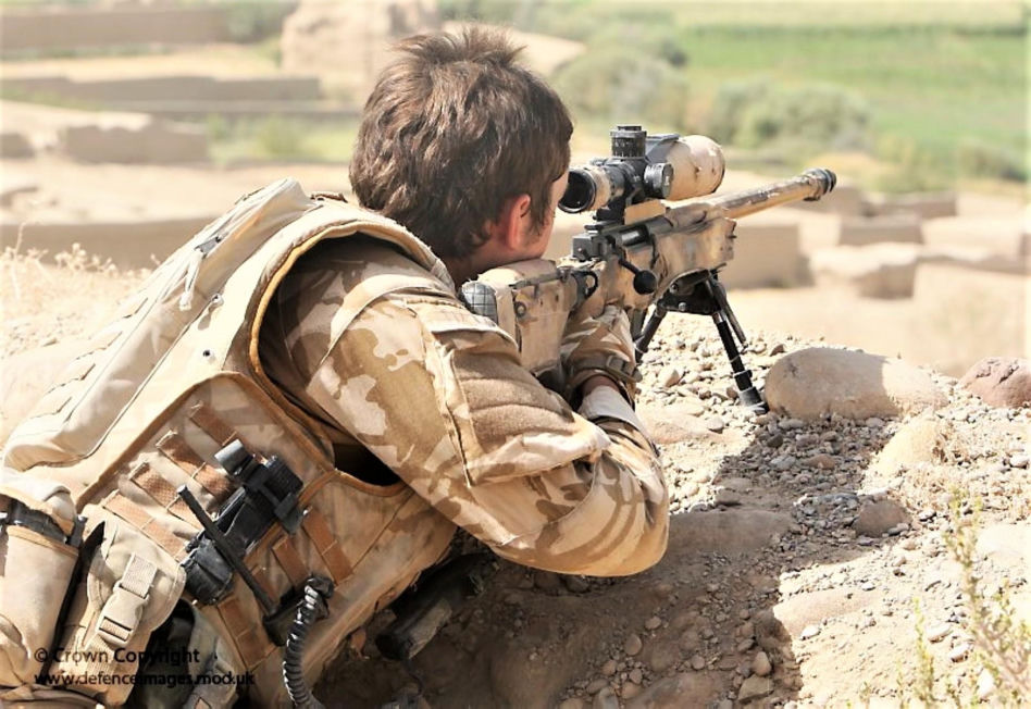 Brytyjski snajper z karabinem wyborowym AI L115A3