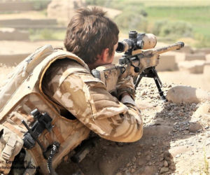 Brytyjski snajper z karabinem wyborowym AI L115A3