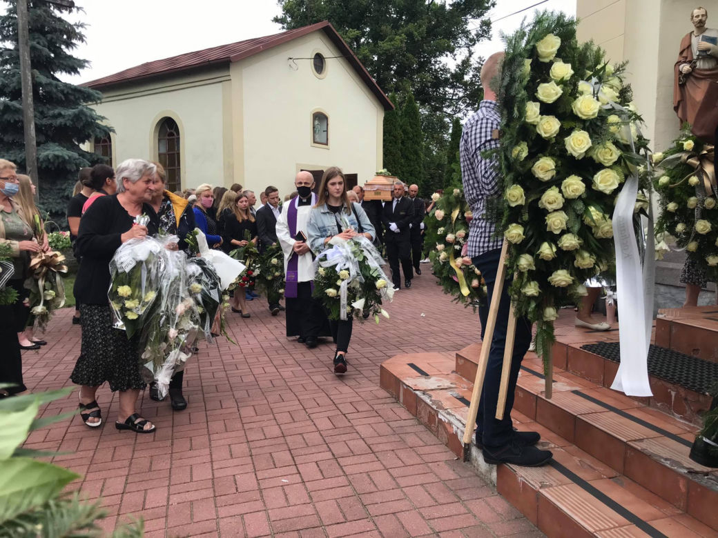 Pogrzeb zamordowanej 16-latki z Dzierzgowa. Karolinę żegna cała wieś