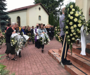 Pogrzeb zamordowanej 16-latki z Dzierzgowa. Karolinę żegna cała wieś