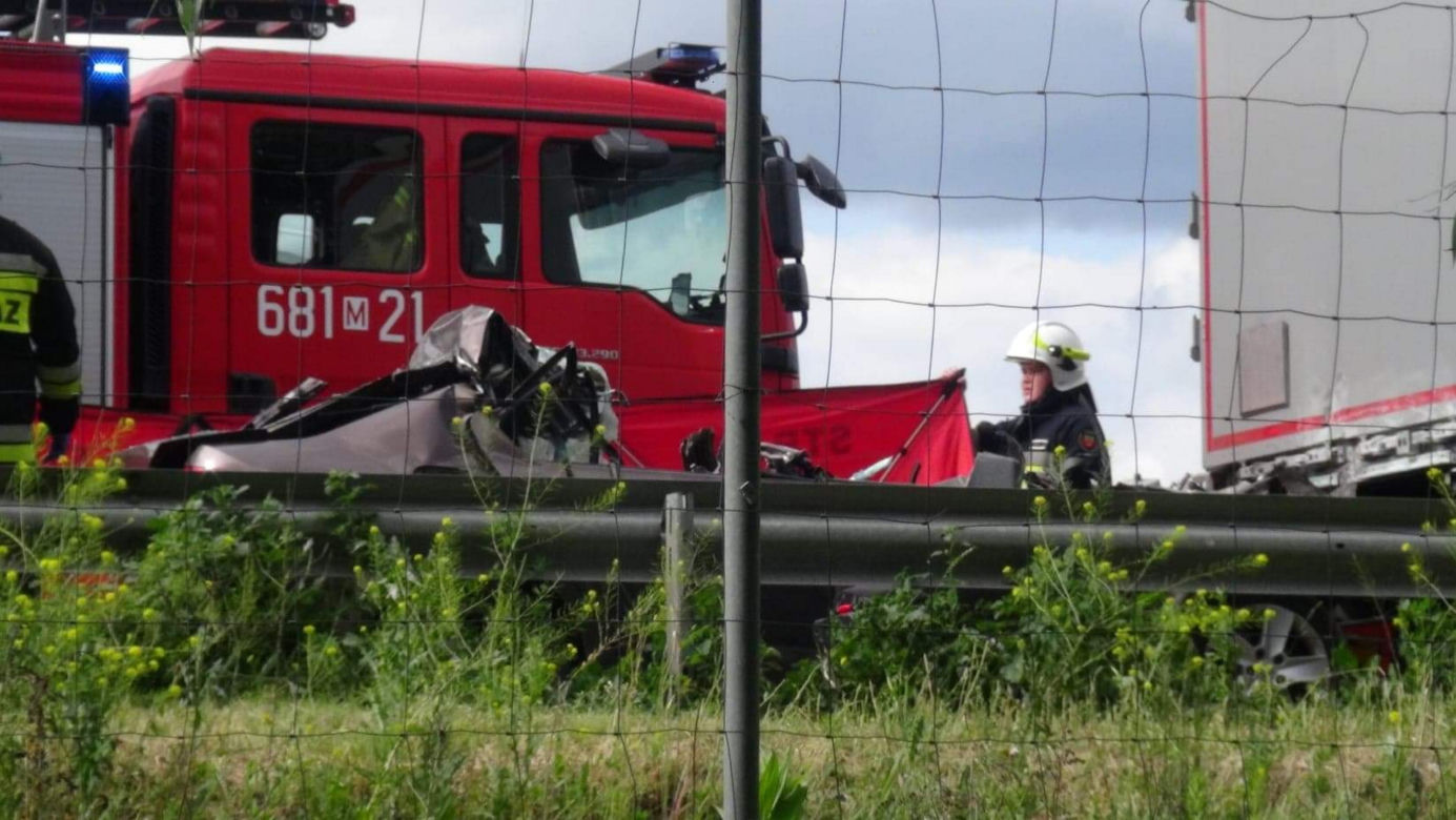 Śmierć na S8. Wbił się w stojącą na poboczu ciężarówkę. Z auta nic nie zostało 