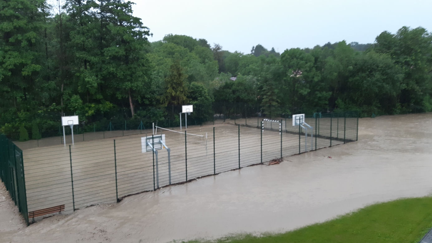 Straty po powodzi w szkole w Albigowej