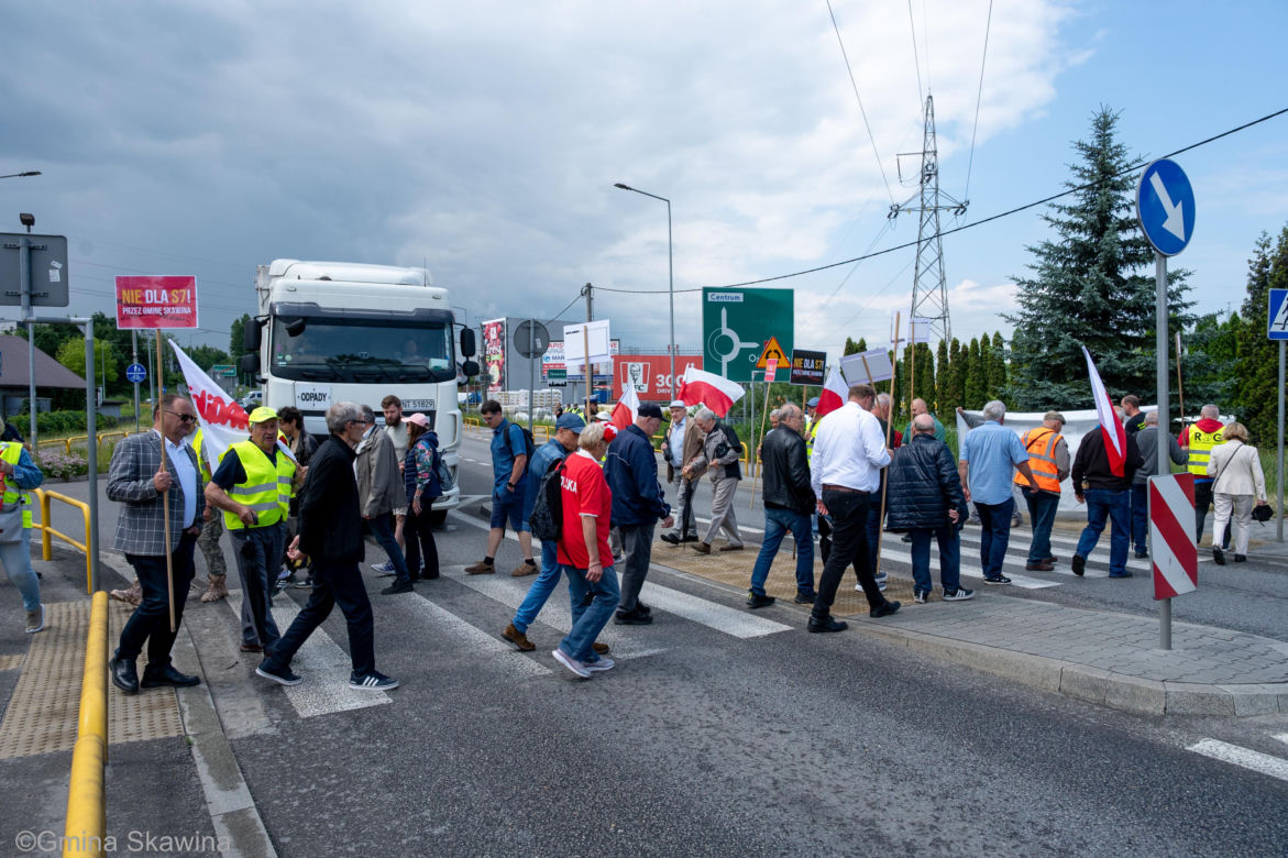 Mieszkańcy Skawiny wyszli na ulicę przeciwko przebiegowi S7 przez gminę