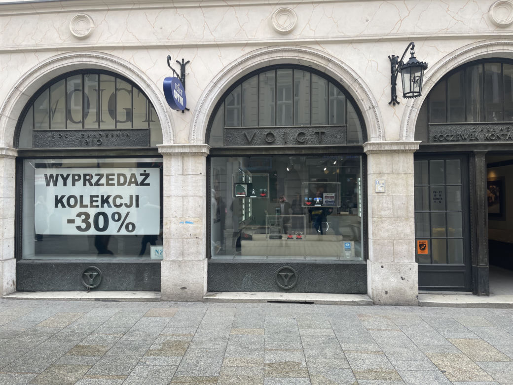 Ten zakład optyczny istnieje od 1910 roku. Przerwał dwie wojny, a przez inflację i ceny prądu grozi mu zamknięcie