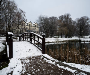 Skawiński park w zimowej otoczce