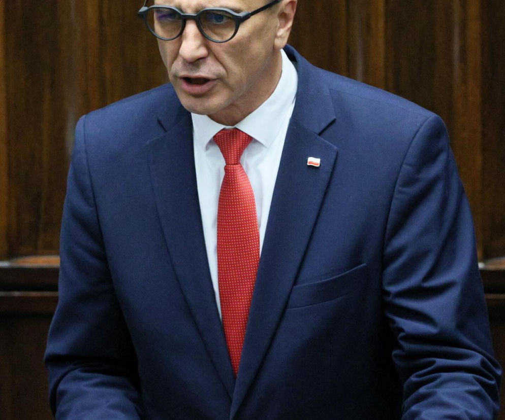 Poseł Jarosław Sachajko w inteligentnych okularach przemawia w Sejmie. O nowej technologii przeczytasz na SE Polityka.