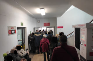 Duże kolejki w radomskim Biurze Paszportowym - Skąd się wzieły?