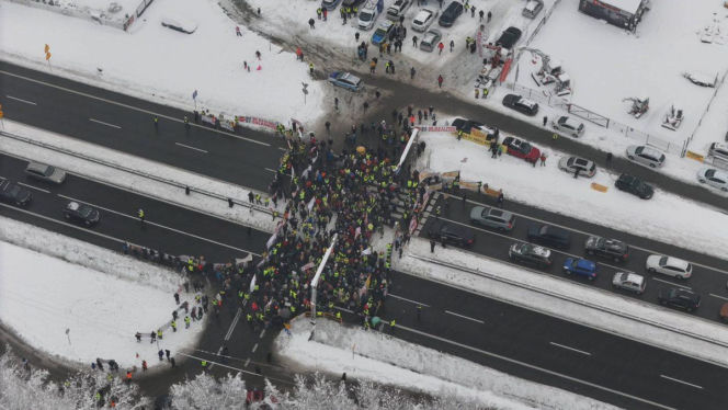 Mieszkańcy wyszli na ulice i zablokowali zakopiankę. Wszystko przez budowę drogi S7