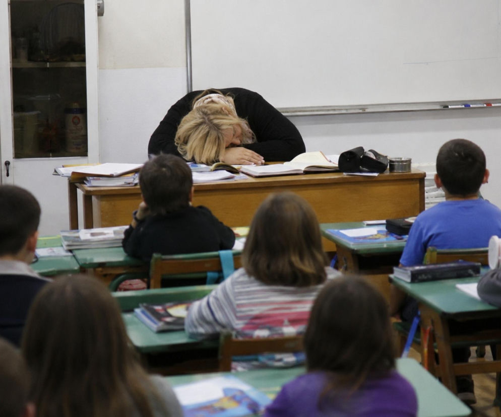 Kobieta śpi na biurku przed grupą uczniów w klasie. O skandalu w szczecińskiej szkole przeczytasz na SE Szczecin.