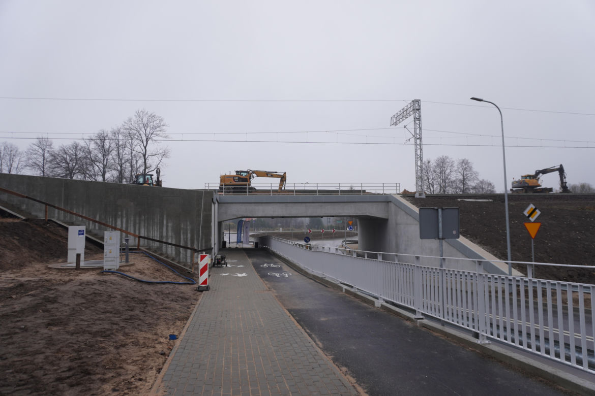 Wielkie otwarcie tunelu pod torami w Niewodnicy Kościelnej. Tak przebiegają prace w ramach Rail Baltica [ZDJĘCIA]