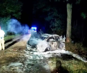 Romanowo: Uderzyli w drzewo, auto stanęło w ogniu! Zginęły cztery młode osoby