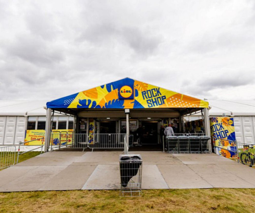 Wejście do namiotu Rock Shop sieci Lidl na Pol'and'Rock Festival. O festiwalowym sklepie przeczytasz na SE Superbiz.