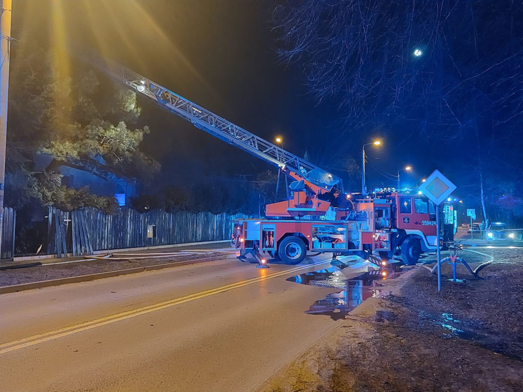 Płonęły dwa domy. Ewakuowane 10 osób. Przerażający pożar w Józefowie