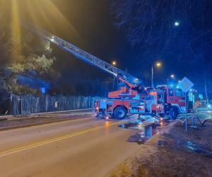Płonęły dwa domy. Ewakuowane 10 osób. Przerażający pożar w Józefowie