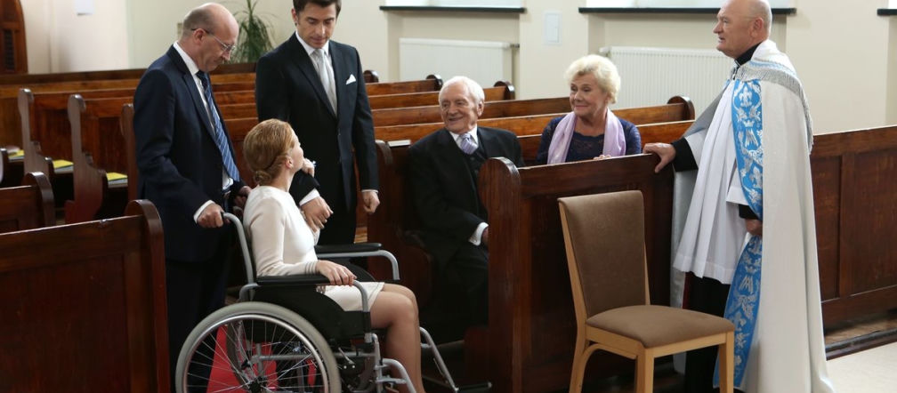 M jak miłość odc. 1111. Ewa (Dominika Kluźniak), Marek (Kacper Kuszewski), Jerzy Kolęda (Artur Barciś), ksiądz (Maciej Damięcki), Barbara (Teresa Lipowska), Lucjan (Witold Pyrkosz)