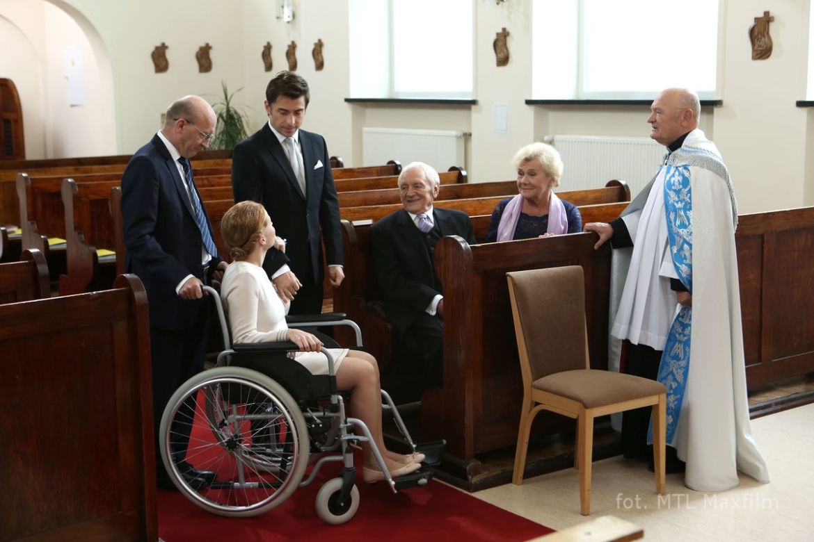 M jak miłość odc. 1111. Ewa (Dominika Kluźniak), Marek (Kacper Kuszewski), Jerzy Kolęda (Artur Barciś), ksiądz (Maciej Damięcki), Barbara (Teresa Lipowska), Lucjan (Witold Pyrkosz)