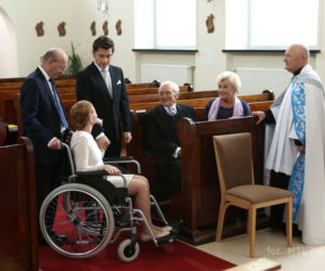 M jak miłość odc. 1111. Ewa (Dominika Kluźniak), Marek (Kacper Kuszewski), Jerzy Kolęda (Artur Barciś), ksiądz (Maciej Damięcki), Barbara (Teresa Lipowska), Lucjan (Witold Pyrkosz)