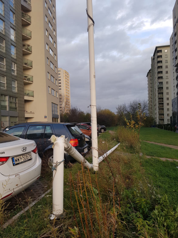 Wichura w Warszawie: Maszt spadł na samochód
