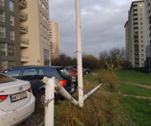 Wichura w Warszawie: Maszt spadł na samochód