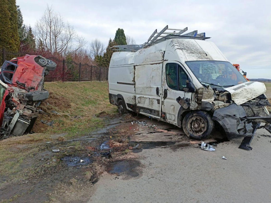 Bus zderzył się z osobówką na skrzyżowaniu w pow. krasnostawskim