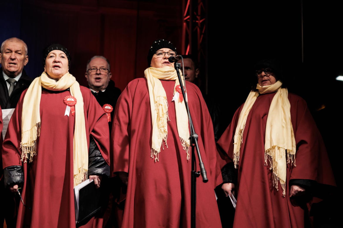 Paderewski przybył do Poznania; tłum mieszkańców na inscenizacji przyjazdu kompozytora do stolicy Wielkopolski