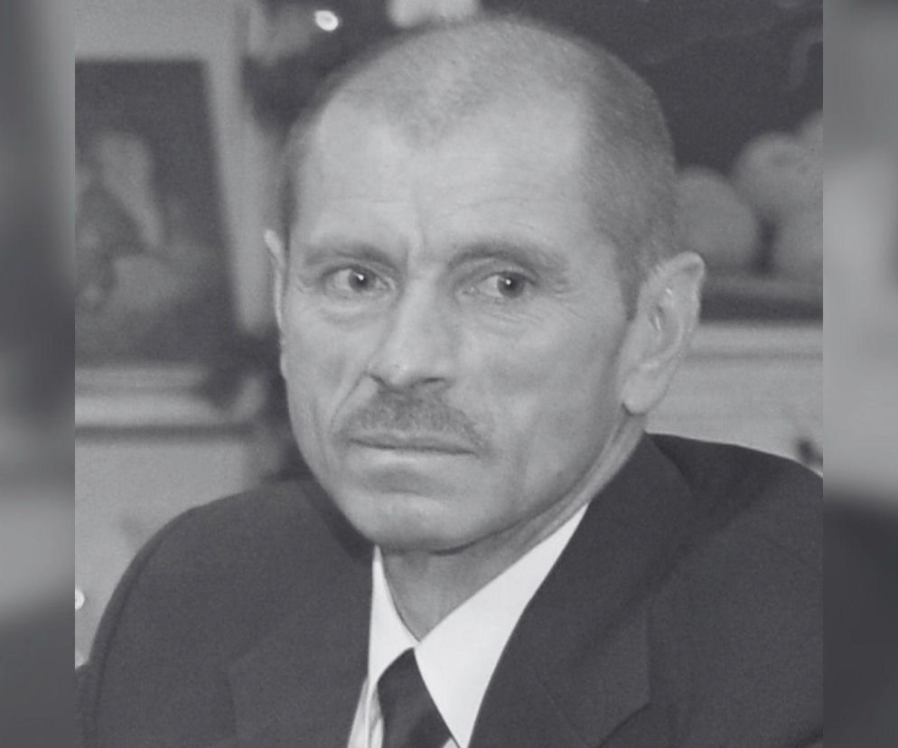Czarno-białe zdjęcie aktora Stanisława Pąka w garniturze i krawacie. O jego śmierci informuje Eska.