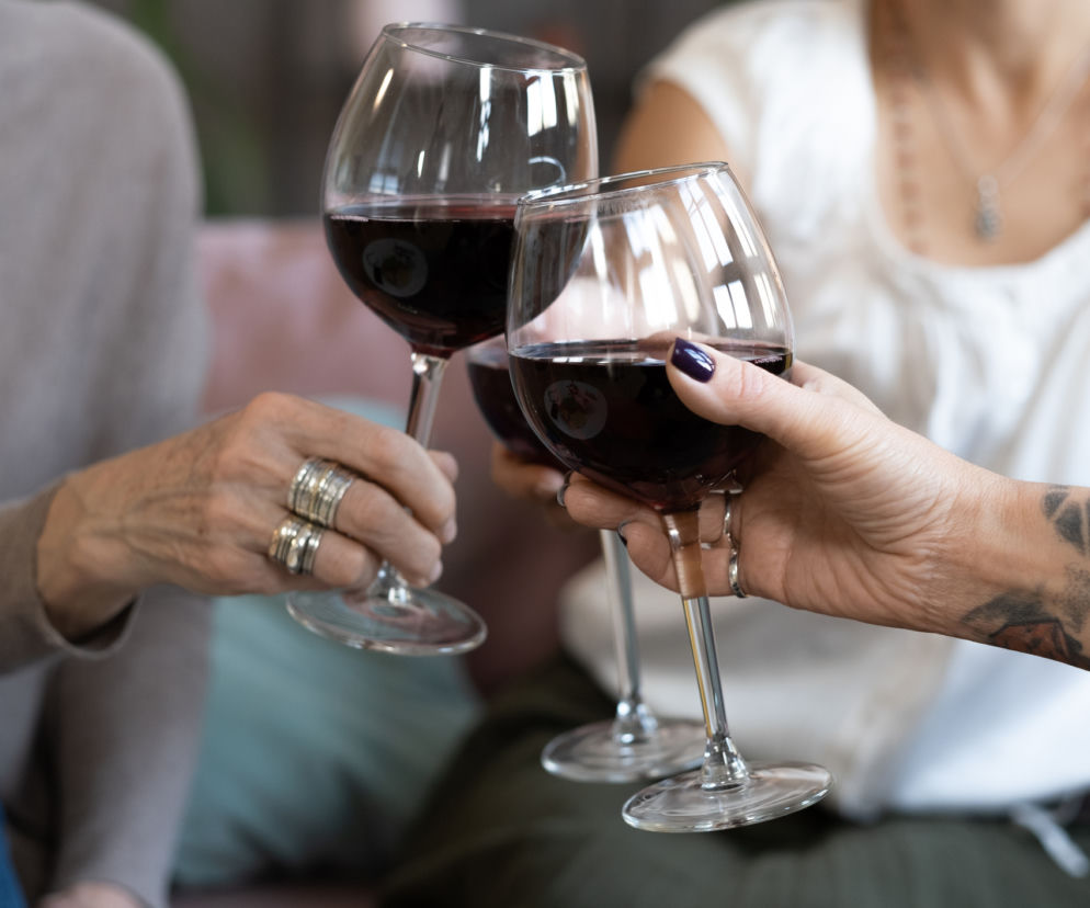 Alkohol wcale nie służy sercu, kluczem jest coś innego. Popularny mit w końcu obalony