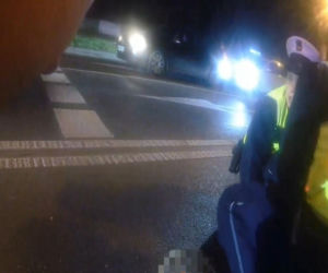 Radom. 26-latka uzbrojona w nóż. Dramatyczna interwencja policji na środku ulicy. Jest nagranie