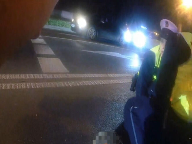 Radom. 26-latka uzbrojona w nóż. Dramatyczna interwencja policji na środku ulicy. Jest nagranie