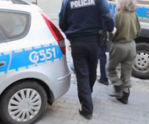 Szok! Matka przez rok trzymała niepełnosprawną córkę w stajni. Dziewczynie ZGNIŁ pośladek i udo