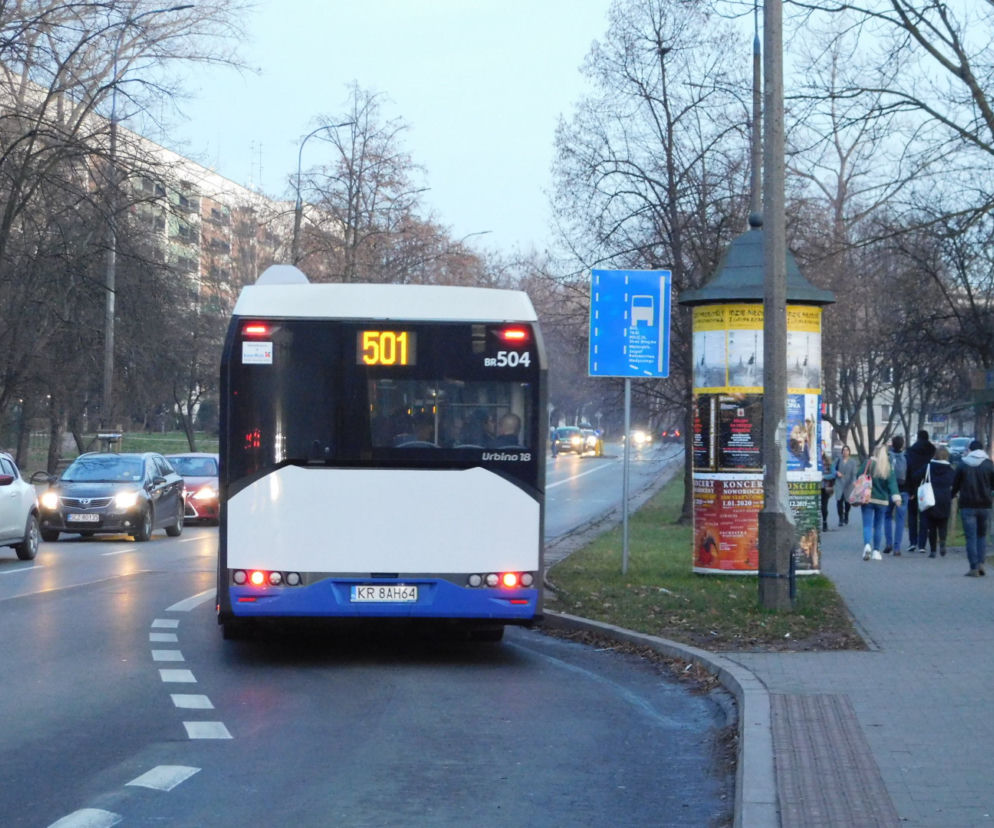 Zaskakujący wypadek w Krakowie. Kompletnie NAGI mężczyzna wskoczył pod autobus MPK!