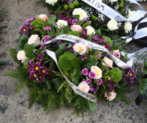 Wieńce na pogrzebie Edwarda Linde-Lubaszenki. Żałobnicy pożegnali artystę pięknymi kwiatami