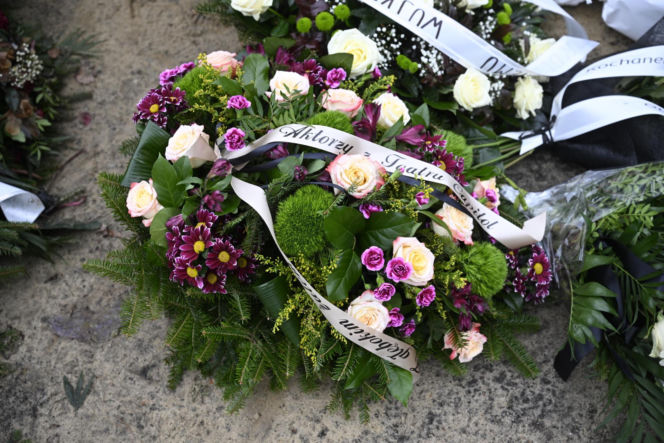 Wieńce na pogrzebie Edwarda Linde-Lubaszenki. Żałobnicy pożegnali artystę pięknymi kwiatami